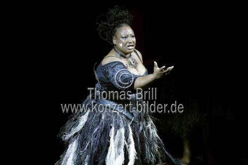 Südafrikanisches Gesangsensemble Isango Ensemble eröffnet mit Die Zauberflöte von Wolfgang Amadeus Mozart am 10. bis 14. Juli 2024 das 35. Kölner Sommerfestival in der Kölner Philharmonie (© Thomas Brill)