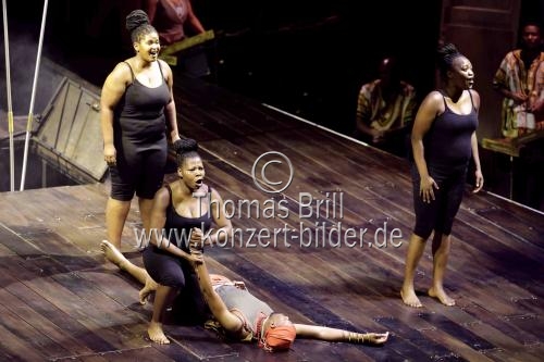 Südafrikanisches Gesangsensemble Isango Ensemble eröffnet mit Die Zauberflöte von Wolfgang Amadeus Mozart am 10. bis 14. Juli 2024 das 35. Kölner Sommerfestival in der Kölner Philharmonie (© Thomas Brill)