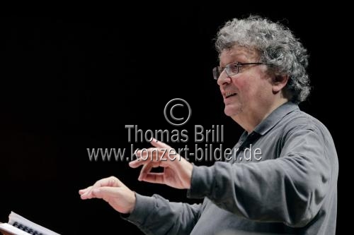 Belgische Dirigent René Jacobs leitet das Freiburger Barockorchester in der Philharmonie Köln (&copy; Thomas Brill)