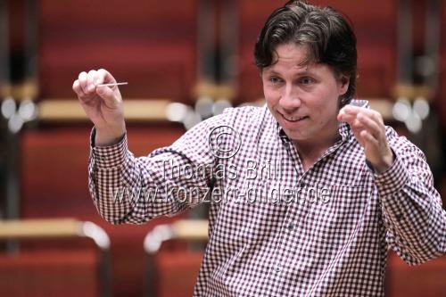Amerikanische Dirigent Kristjan Järvi leitet das MDR Sinfonieorchester in der Philharmonie Köln (© Thomas Brill)