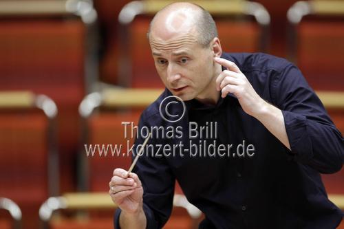 Amerikanische Dirigent Paavo Järvi leitet das hr-Sinfonieorchester in Begleitung der Deutschen Sopranistin Michaela Kaune in der Philharmonie Köln (&copy; Thomas Brill)