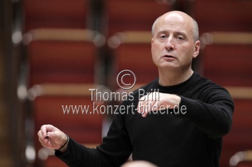 Amerikanische Dirigent Paavo Järvi leitet die Deutsche Kammerphilharmonie Bremen in der Philharmonie Köln (&copy; Thomas Brill)