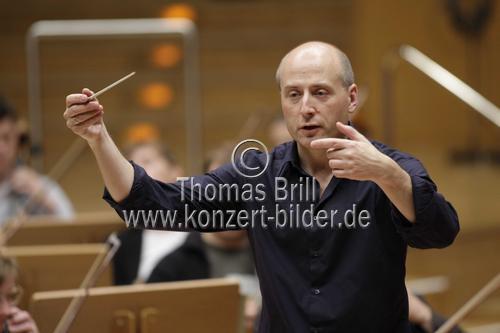 Amerikanische Dirigent Paavo Järvi leitet das hr-Sinfonieorchester in Begleitung der Deutschen Sopranistin Michaela Kaune in der Philharmonie Köln (© Thomas Brill)
