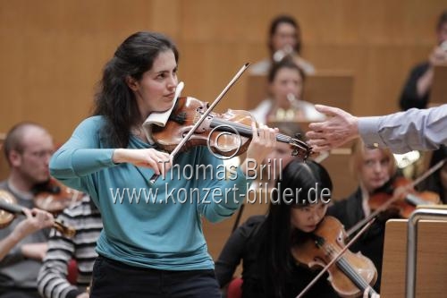 Deutsche Violinistin Sophia Jaffé gastiert in Begleitung des Rundfunk-Sinfonieorchester Berlin unter der Leitung des deutschen Dirigenten Marek Janowski in der Philharmonie Köln (&copy; Thomas Brill)