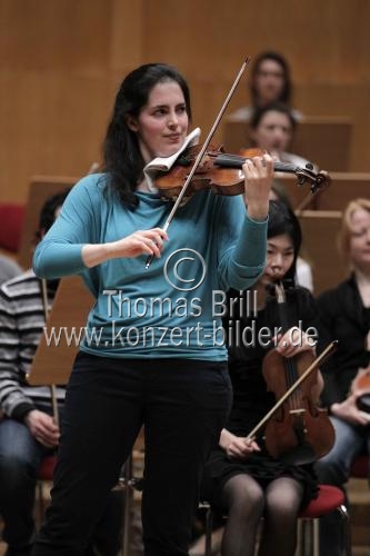 Deutsche Violinistin Sophia Jaffé gastiert in Begleitung des Rundfunk-Sinfonieorchester Berlin unter der Leitung des deutschen Dirigenten Marek Janowski in der Philharmonie Köln (&copy; Thomas Brill)