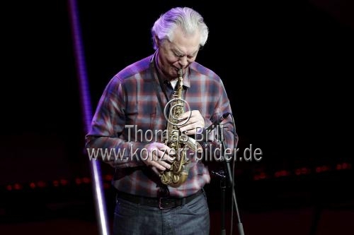 Internationale Jazz-Band Jan Garbarek Group, bestehend aus v.l.: Rainer Brüninghaus (Key), Yuri Daniel (Bass), Jan Garbarek (Sax) und Trilok Gurtu (perc, dr), gastiert in der Philharmonie Köln (&copy; Thomas Brill)