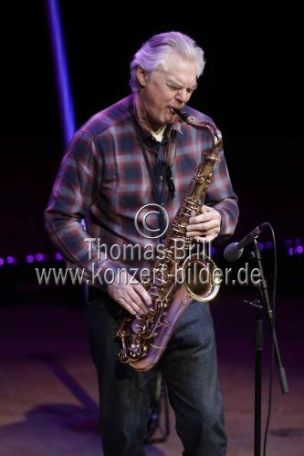Internationale Jazz-Band Jan Garbarek Group, bestehend aus v.l.: Rainer Brüninghaus (Key), Yuri Daniel (Bass), Jan Garbarek (Sax) und Trilok Gurtu (perc, dr), gastiert in der Philharmonie Köln (&copy; Thomas Brill)