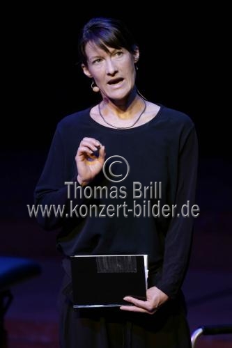 Deutsche Sopranistin Angela Denoke gastiert in Begleitung von Tal Balshai (Klavier), Norbert Nagel (Blasinstrumente), Timothy Park (Violoncello) und Catherine Janke (Rezitation) mit dem Programm „Tanz auf dem Vulkan“ in der Kölner Philharmonie (© Thomas Brill)