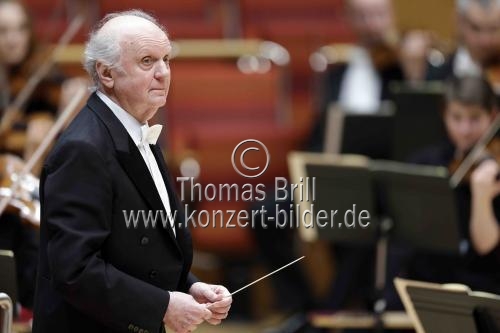 Deutsche Dirigent Marek Janowski leitet das WDR Sinfonieorchester in der Philharmonie Köln (&copy; Thomas Brill)