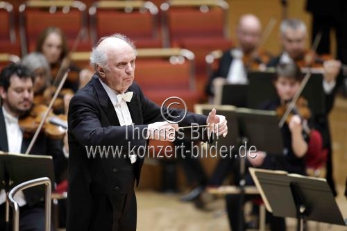 Deutsche Dirigent Marek Janowski leitet das WDR Sinfonieorchester in der Philharmonie Köln (&copy; Thomas Brill)