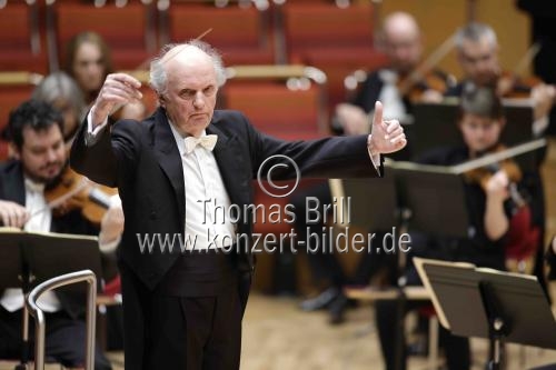Deutsche Dirigent Marek Janowski leitet das WDR Sinfonieorchester in der Philharmonie Köln (&copy; Thomas Brill)
