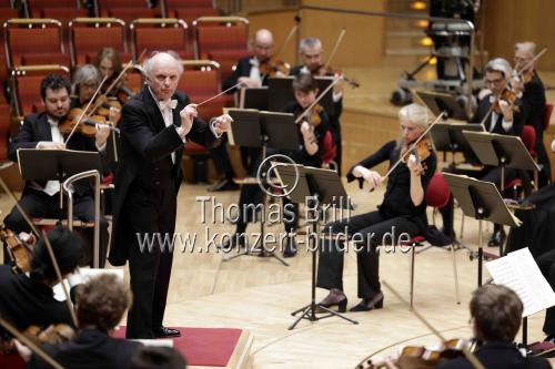 Deutsche Dirigent Marek Janowski leitet das WDR Sinfonieorchester in der Philharmonie Köln (&copy; Thomas Brill)