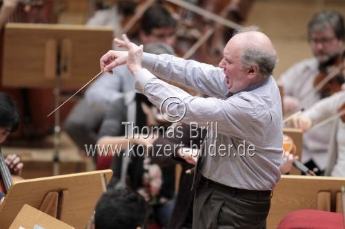 Deutscher Dirigent Marek Janowski leitet das Gürzenich-Orchester Köln in der Philharmonie Köln (&copy; Thomas Brill)
