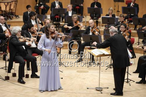 Niederländische Violinistin Janine Jansen gastiert in Begleitung der Münchener Philharmoniker unter der Leitung des russischen Dirigenten Valery Gergiev in der Philharmonie Köln (© Thomas Brill)