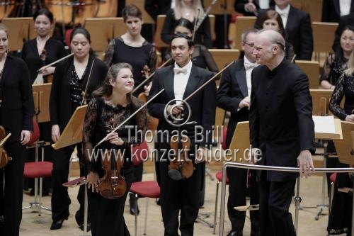 Niederländische Violinistin Janine Jansen gastiert in Begleitung des London Symphony Orchestra unter der Leitung des italienischen Dirigenten Gianandrea Noseda in der Philharmonie Köln (&copy; Thomas Brill)