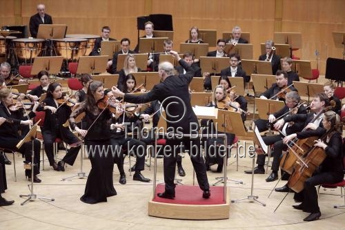 Niederländische Violinistin Janine Jansen gastiert in Begleitung des London Symphony Orchestra unter der Leitung des italienischen Dirigenten Gianandrea Noseda in der Philharmonie Köln (&copy; Thomas Brill)
