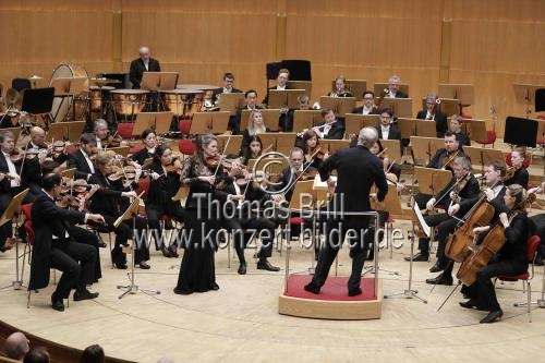 Niederländische Violinistin Janine Jansen gastiert in Begleitung des London Symphony Orchestra unter der Leitung des italienischen Dirigenten Gianandrea Noseda in der Philharmonie Köln (&copy; Thomas Brill)