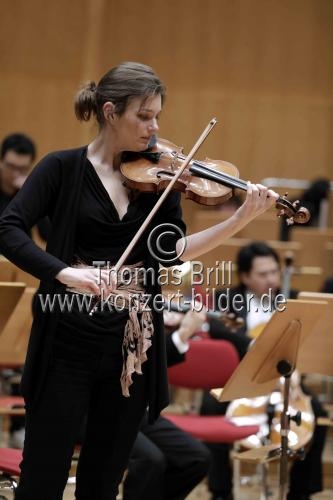 Niederländische Violinistin Janine Jansen gastiert in Begleitung des NHK Symphony Orchestra Tokyo unter der Leitung des amerikanischen Dirigenten Paavo Järvi in der Philharmonie Köln (&copy; Thomas Brill)