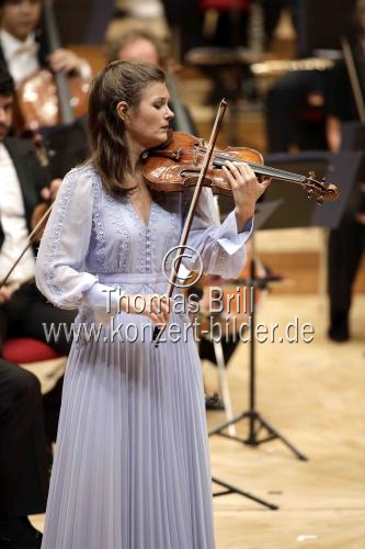 Niederländische Violinistin Janine Jansen gastiert in Begleitung der Münchener Philharmoniker unter der Leitung des russischen Dirigenten Valery Gergiev in der Philharmonie Köln (© Thomas Brill)