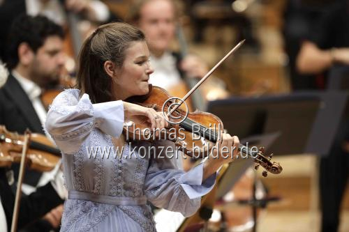 Niederländische Violinistin Janine Jansen gastiert in Begleitung der Münchener Philharmoniker unter der Leitung des russischen Dirigenten Valery Gergiev in der Philharmonie Köln (© Thomas Brill)