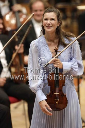 Niederländische Violinistin Janine Jansen gastiert in Begleitung der Münchener Philharmoniker unter der Leitung des russischen Dirigenten Valery Gergiev in der Philharmonie Köln (© Thomas Brill)