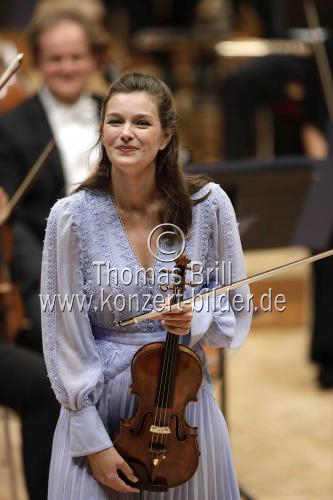 Niederländische Violinistin Janine Jansen gastiert in Begleitung der Münchener Philharmoniker unter der Leitung des russischen Dirigenten Valery Gergiev in der Philharmonie Köln (© Thomas Brill)