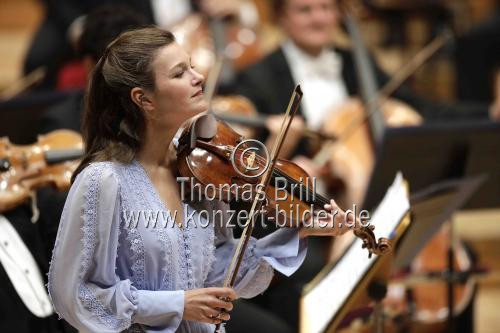 Niederländische Violinistin Janine Jansen gastiert in Begleitung der Münchener Philharmoniker unter der Leitung des russischen Dirigenten Valery Gergiev in der Philharmonie Köln (© Thomas Brill)