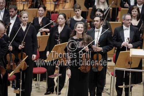 Niederländische Violinistin Janine Jansen gastiert in Begleitung des London Symphony Orchestra unter der Leitung des italienischen Dirigenten Gianandrea Noseda in der Philharmonie Köln (&copy; Thomas Brill)
