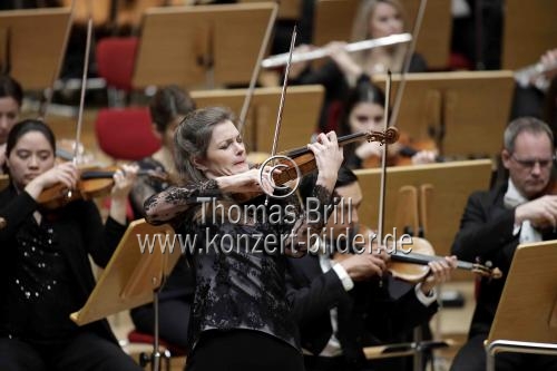 Niederländische Violinistin Janine Jansen gastiert in Begleitung des London Symphony Orchestra unter der Leitung des italienischen Dirigenten Gianandrea Noseda in der Philharmonie Köln (&copy; Thomas Brill)
