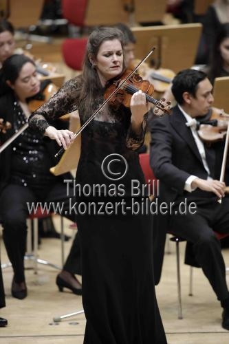 Niederländische Violinistin Janine Jansen gastiert in Begleitung des London Symphony Orchestra unter der Leitung des italienischen Dirigenten Gianandrea Noseda in der Philharmonie Köln (© Thomas Brill)