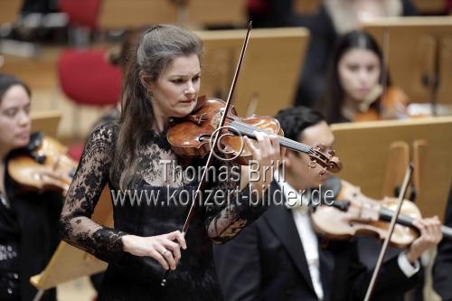 Niederländische Violinistin Janine Jansen gastiert in Begleitung des London Symphony Orchestra unter der Leitung des italienischen Dirigenten Gianandrea Noseda in der Philharmonie Köln (&copy; Thomas Brill)