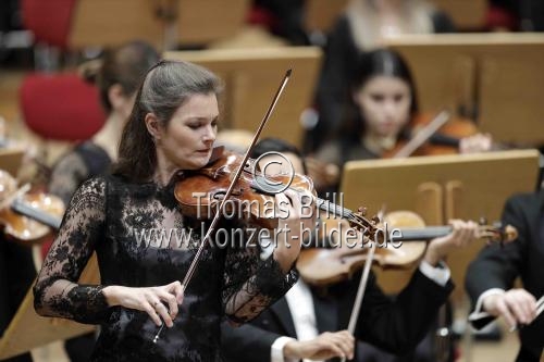 Niederländische Violinistin Janine Jansen gastiert in Begleitung des London Symphony Orchestra unter der Leitung des italienischen Dirigenten Gianandrea Noseda in der Philharmonie Köln (&copy; Thomas Brill)