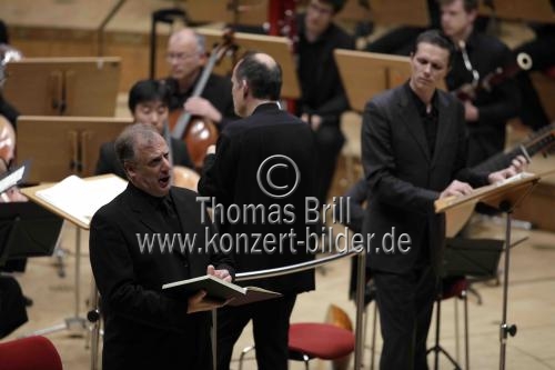 Französische Dirigent François-Xavier Roth leitet das Gürzenich-Orchester Köln in der Kölner Philharmonie (© Thomas Brill)