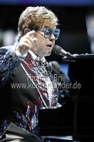 Britische Pop-Sänger Elton John gastierte mit seiner Band auf seiner 