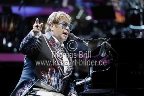 Britische Pop-Sänger Elton John gastierte mit seiner Band auf seiner 
