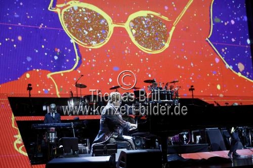 Britische Pop-Sänger Elton John gastierte mit seiner Band auf seiner 