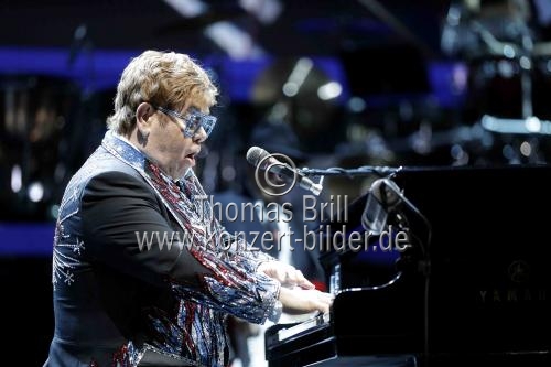 Britische Pop-Sänger Elton John gastierte mit seiner Band auf seiner 