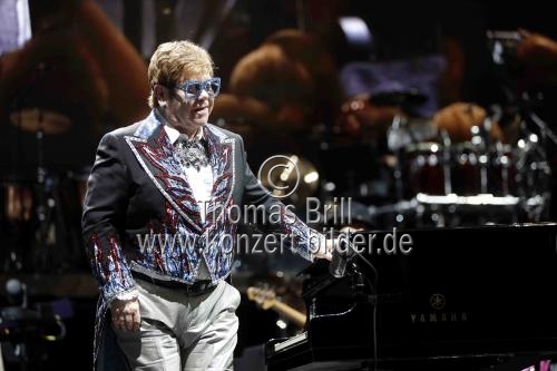 Britische Pop-Sänger Elton John gastierte mit seiner Band auf seiner 