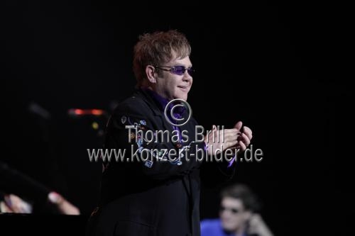 Britischer Pop-Sänger Elton John gastierte mit seiner Band auf seiner 