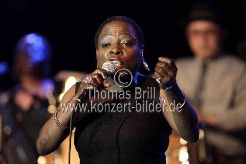 Amerikanische Soul- und Funk-Sängerin Sharon Jones gastiert auf ihrer 