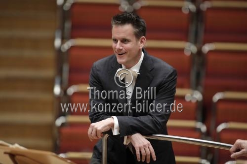 Schweizer Dirigent Philippe Jordan leitet die Wiener Symphoniker in der Philharmonie Köln (&copy; Thomas Brill)
