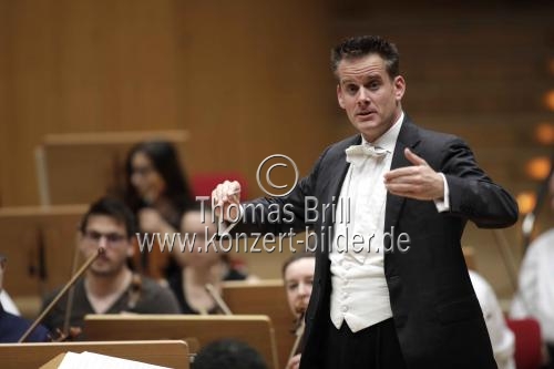 Schweizer Dirigent Philippe Jordan leitet die Wiener Symphoniker in der Philharmonie Köln (&copy; Thomas Brill)