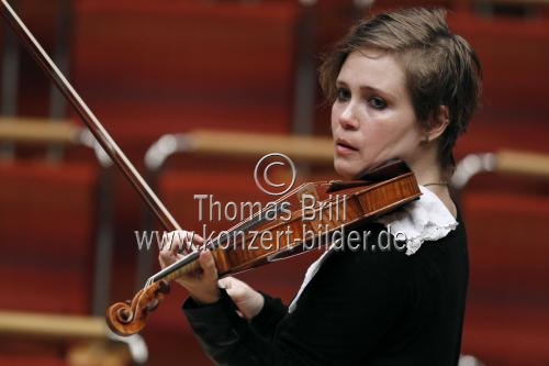 Kanadische Violinistin Leila Josefowicz gastiert in Begleitung des Gürzenich-Orchester Köln unter der Leitung des amerikanischen Dirigenten James Gaffigan in der Philharmonie Köln (&copy; Thomas Brill)