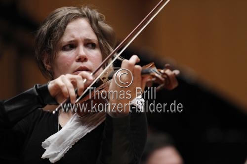 Kanadische Violinistin Leila Josefowicz gastiert in Begleitung des Gürzenich-Orchester Köln unter der Leitung des amerikanischen Dirigenten James Gaffigan in der Philharmonie Köln (&copy; Thomas Brill)