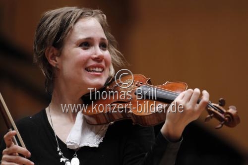 Kanadische Violinistin Leila Josefowicz gastiert in Begleitung des Gürzenich-Orchester Köln unter der Leitung des amerikanischen Dirigenten James Gaffigan in der Philharmonie Köln (&copy; Thomas Brill)