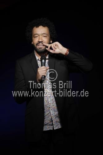 Deutsche Comedian Marius Jung moderiert die Schräg Of Show im Ersten Kölner Wohnzimmertheater Köln (&copy; Thomas Brill)