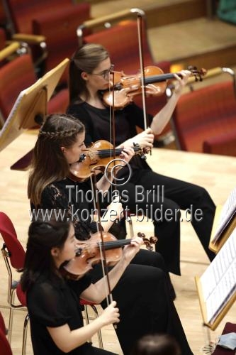 Deutsche Dirigent André de Ridder leitet die Junge Deutsche Philharmonie in der Kölner Philharmonie (&copy; Thomas Brill)