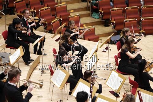 Amerikanische Pianist Kit Armstrong gastiert in Begleitung der Junge Deutsche Philharmonie unter der Leitung des deutschen Dirigenten André de Ridder in der Kölner Philharmonie (&copy; Thomas Brill)