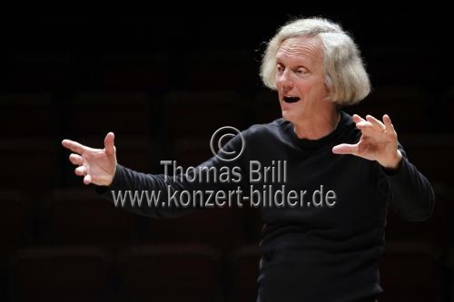 Deutscher Dirigent Konrad Junghänel leitet das Cantus Cölln in der Philharmonie Köln (© Thomas Brill)