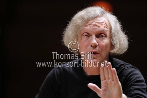 Deutscher Dirigent Konrad Junghänel leitet das Cantus Cölln in der Philharmonie Köln (© Thomas Brill)